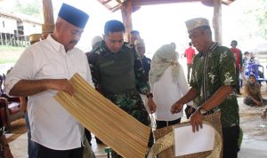 1710 - Edi Sarankan Pengrajin Anyaman Purun di Desa Sabintulung Bentuk Kelembagaan atau Kelompok