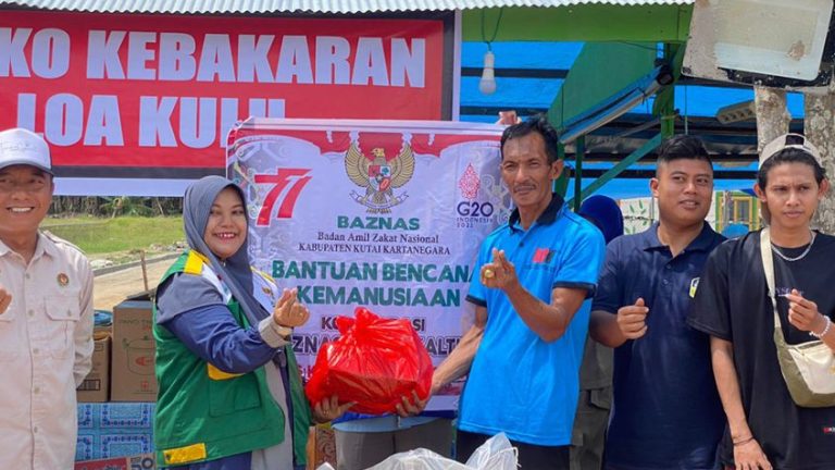 1011 - BAZNAS Kukar Salurankan Bantuan Ke Warga Loa Kulu yang Terkena Musibah Kebakaran
