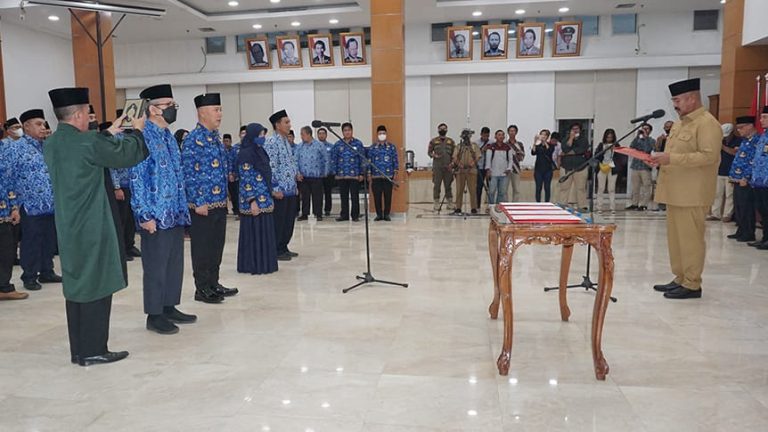 1710 - Edi Minta Pejabat yang Baru Dilantik Bekerja Ikhlas dan Bermanfaat Bagi Rakyat