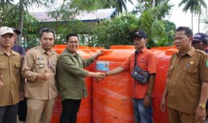 2610 - Penuhi Prasarana Air Bersih, Masyarakat Muara Kembang Terima Bantuan Tandon (2)