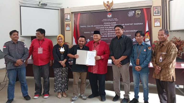 Emir Moeis daftar ke KPU 0805