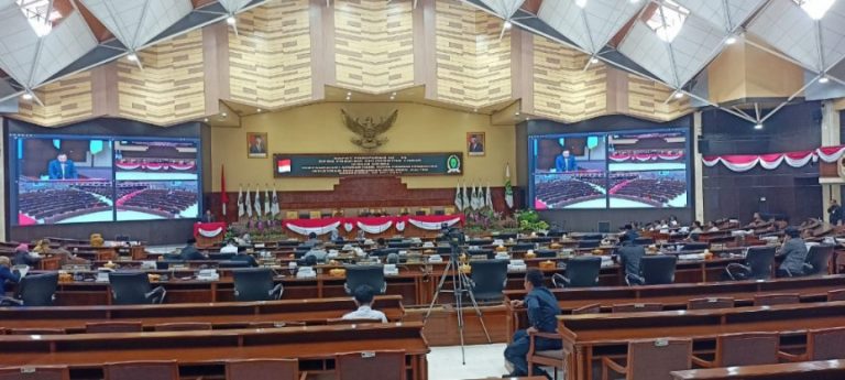 Penyempain Rekomendasi Pansus Ivestigasi Pertambangan pada Rapat Paripurna ke-14 DPRD Kaltim