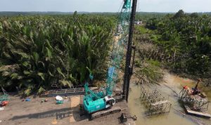 Suasana pembangunan kembali Jembatan Sungai Nibung Kutim