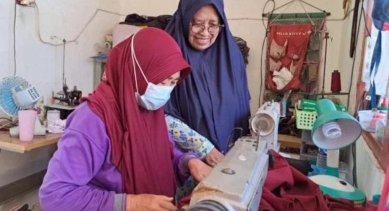 Illustrasi pelatihan keterampilan usaha untuk janda.