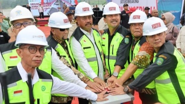 Bupati Edi Damansyah bersama Sultan Kutai Kartanegara Ing Martadipura Aji Muhammad Arifin melakukan groundbreaking pembangunan Jembatan Kutai Kartanegara 2 di Sebulu.