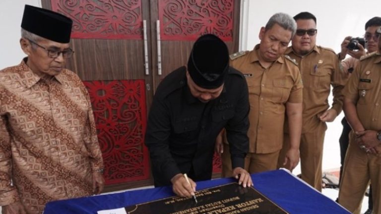 Bupati Kukar saat meresmikan Kantor Desa Loa Lepu