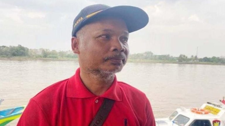 Kepala Desa Embalut, Yahya.