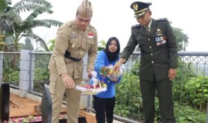 Pjs Bupati Kukar, Bambang Arwanto ziarah dan tabur bunga di TMP Bukit Biru, Tenggarong. (Dok)