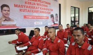 Suasana pelatihan berdasarkan unit kompetensi. Dinas Transmigrasi dan Tenaga Kerja Kabupaten Kukar.
