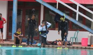 Suasana pelatihan tim diving pariwisata.