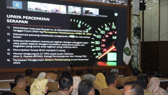 Suasana penjabaran rapat evaluasi Pemkab Kukar.